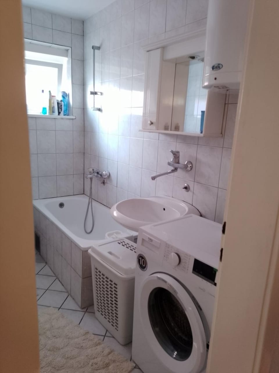 Bathroom, Bath, towels, washing machine