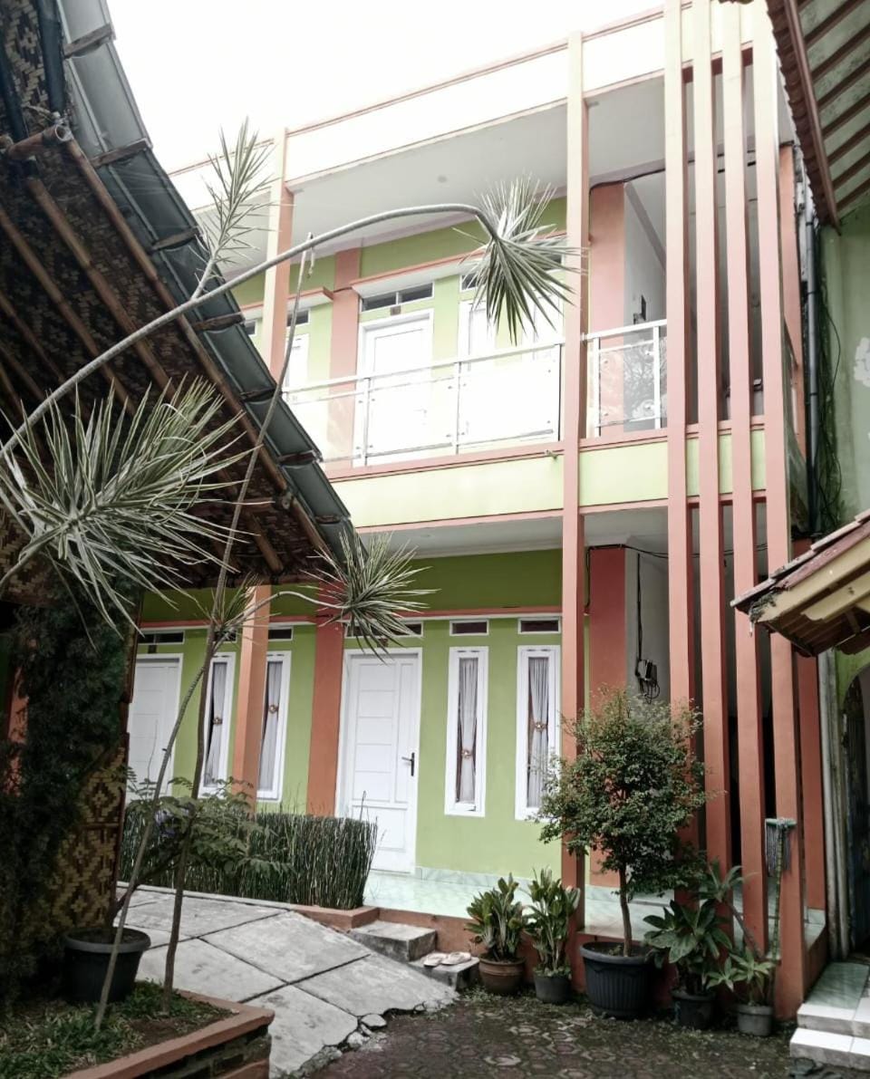 Puri Cikole Asri Guest House Bed and Breakfast in Lembang