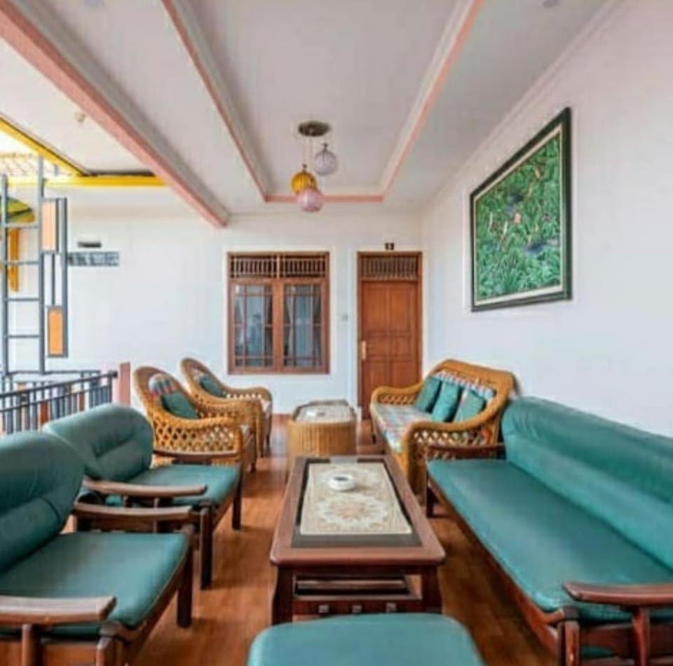 Puri Cikole Asri Guest House Bed and Breakfast in Lembang