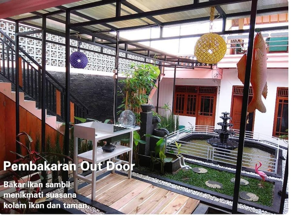 Puri Cikole Asri Guest House Bed and Breakfast in Lembang