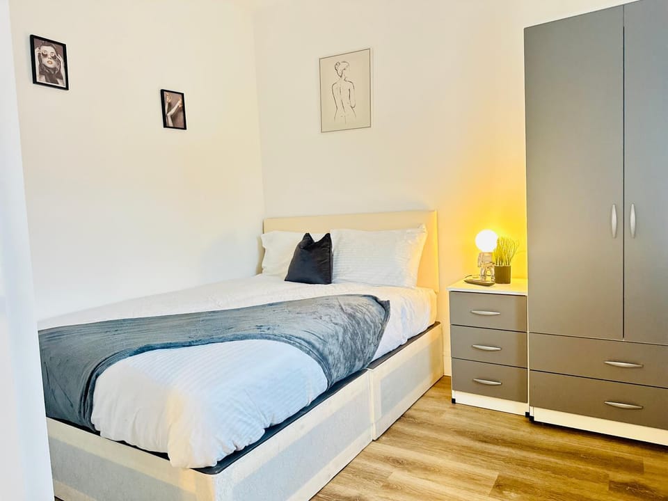 Modern 8-Bed Guest House, 5 Mins to Heathrow House in Southall