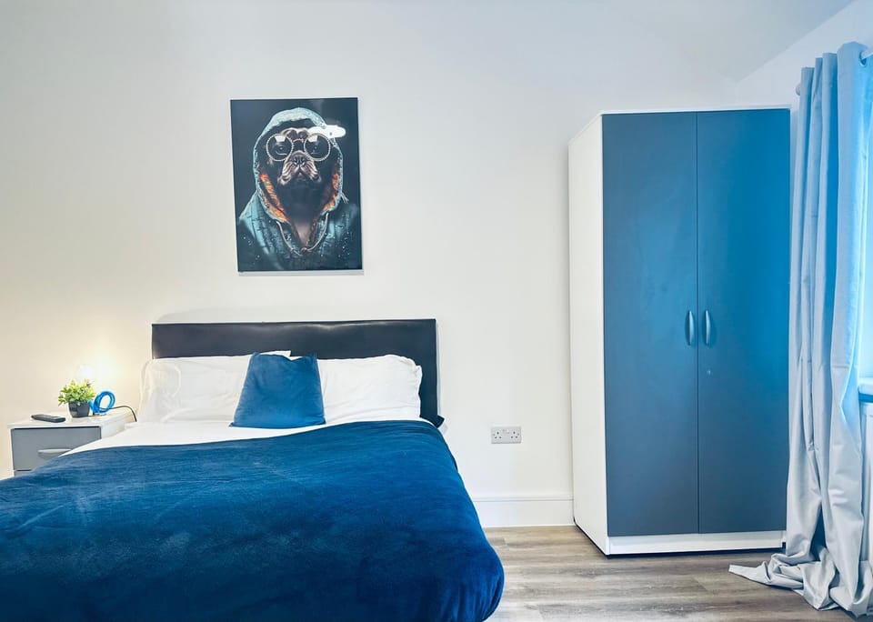 Modern 8-Bed Guest House, 5 Mins to Heathrow House in Southall