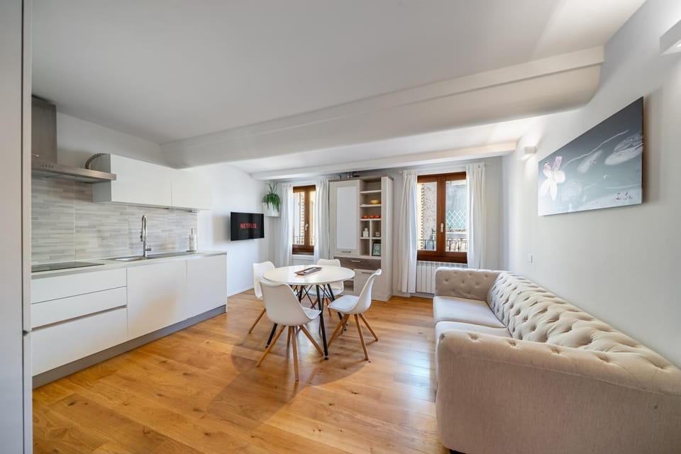 Kitchen or kitchenette, Living room