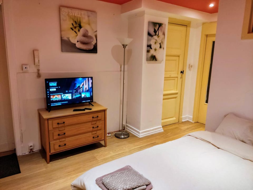Bed, TV and multimedia, Bedroom