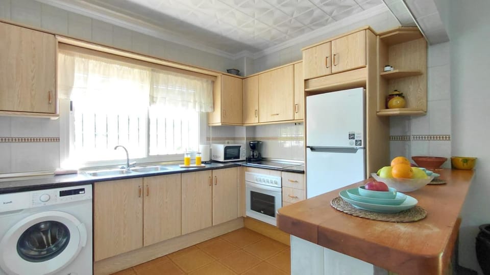 Coffee/tea facilities, Kitchen or kitchenette, Dining area, microwave, oven, pet friendly, stove, stove, toaster, washing machine, kitchen