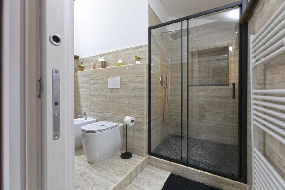 Shower, Toilet, Bathroom, towels
