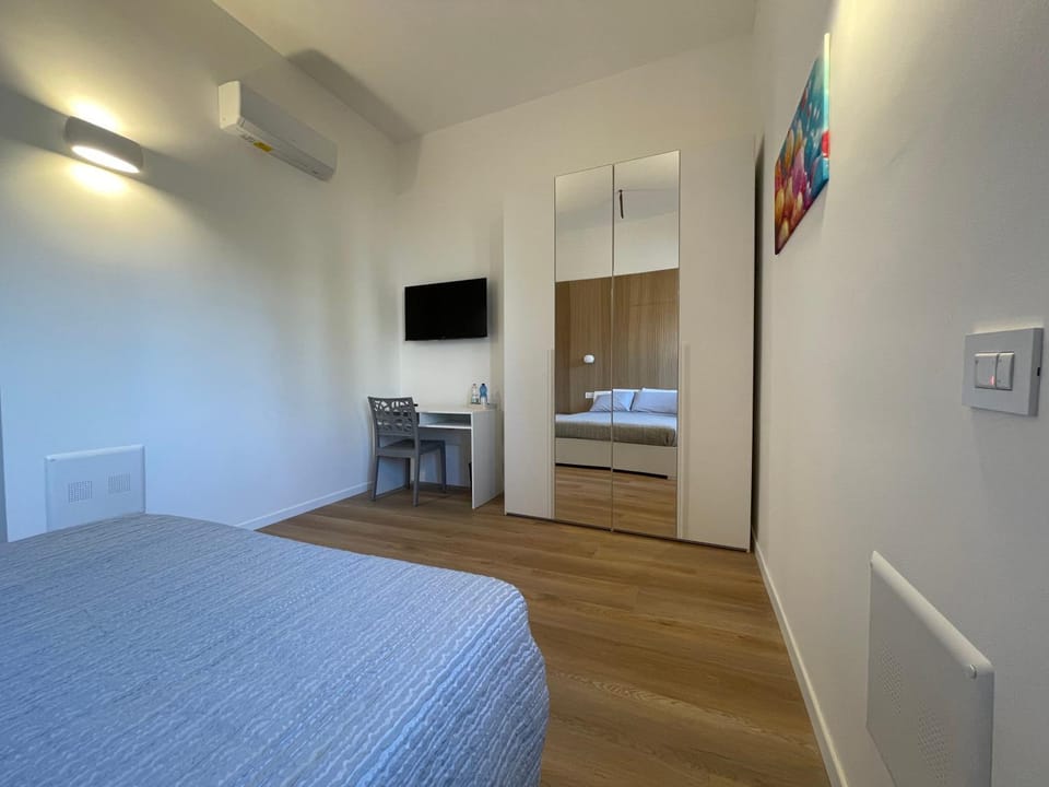 Bed, TV and multimedia, Bedroom