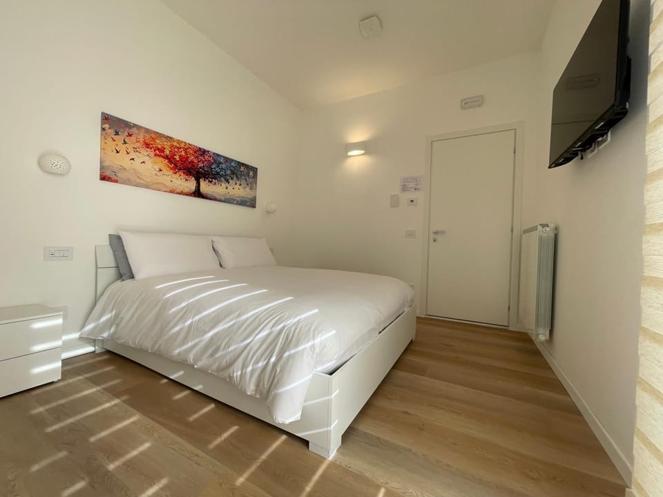 Bed, TV and multimedia, Bedroom