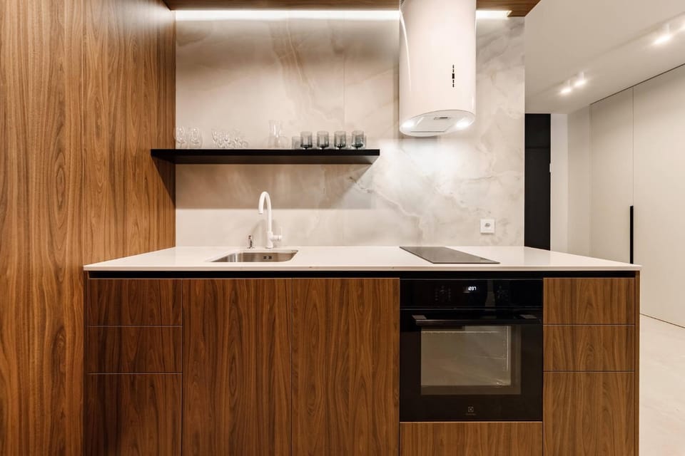 Kitchen or kitchenette, dishwasher, stove