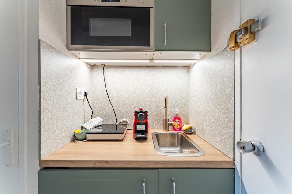 Kitchen or kitchenette, minibar, stove