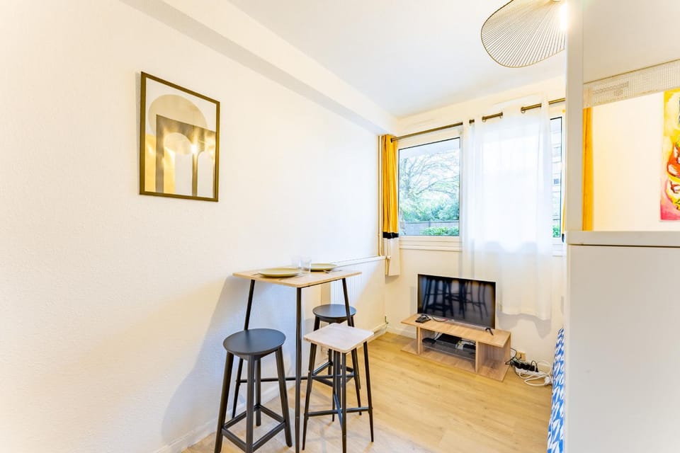 TV and multimedia, Living room, Seating area, flat iron