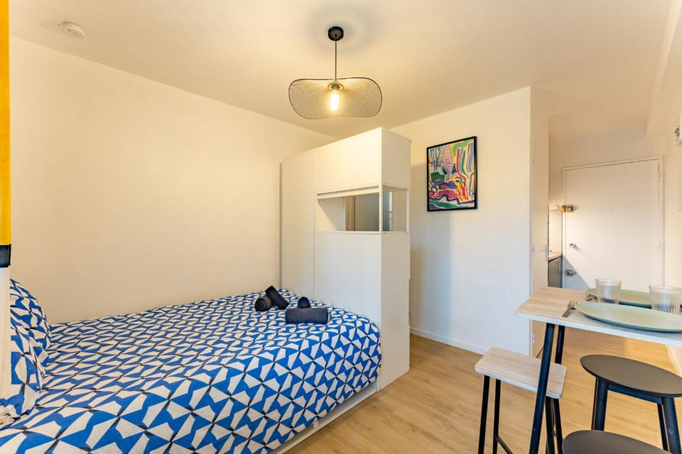 Bed, Kitchen or kitchenette, Living room, Photo of the whole room, Seating area, Dining area, Bedroom