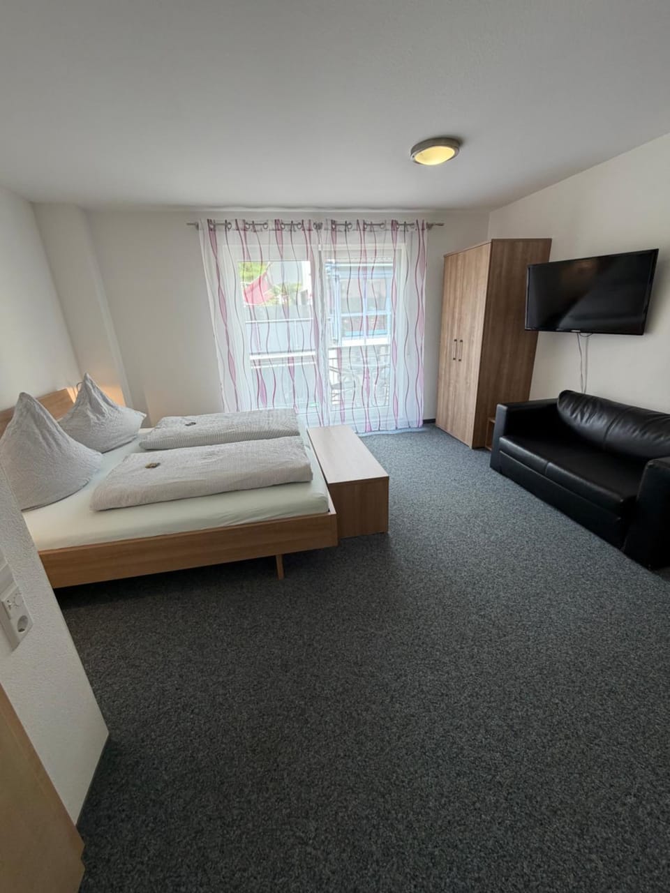 Bed, TV and multimedia, Photo of the whole room, Seating area, Bedroom