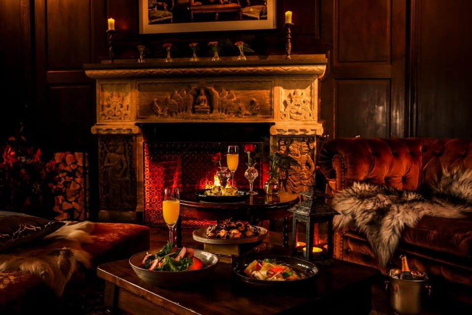 Restaurant/places to eat, Living room, Food and drinks, Seating area