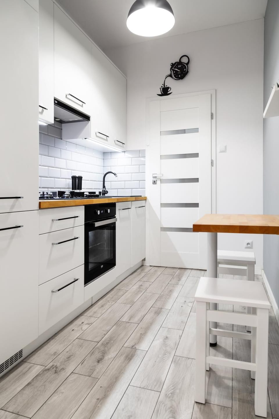 Kitchen or kitchenette, dishwasher, stove
