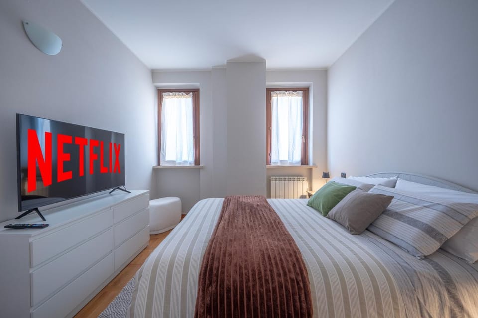 TV and multimedia, Photo of the whole room, Bedroom
