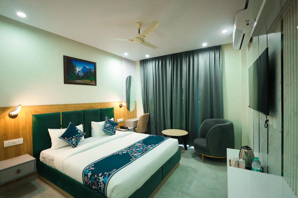Bed, TV and multimedia, Photo of the whole room, Evening entertainment, Bedroom, air conditioner