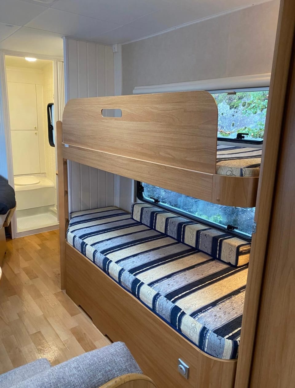 Bed, Bathroom, Photo of the whole room, Bedroom, bunk bed