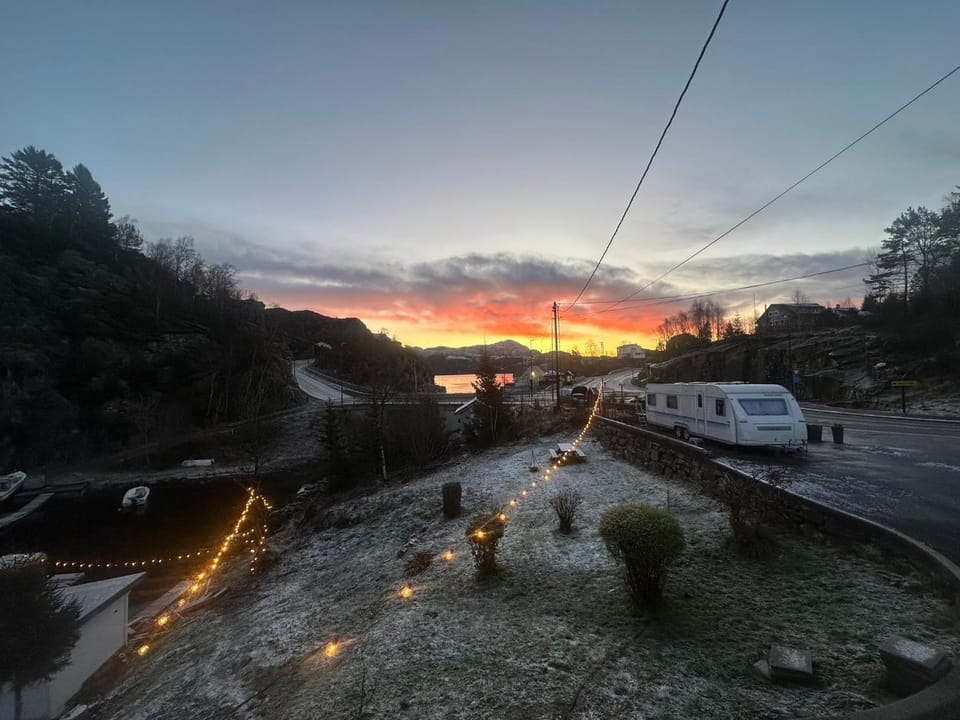 Day, Neighbourhood, Natural landscape, Parking