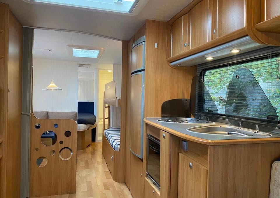 Communal lounge/ TV room, TV and multimedia, Kitchen or kitchenette, Living room, Seating area, Dining area, stove