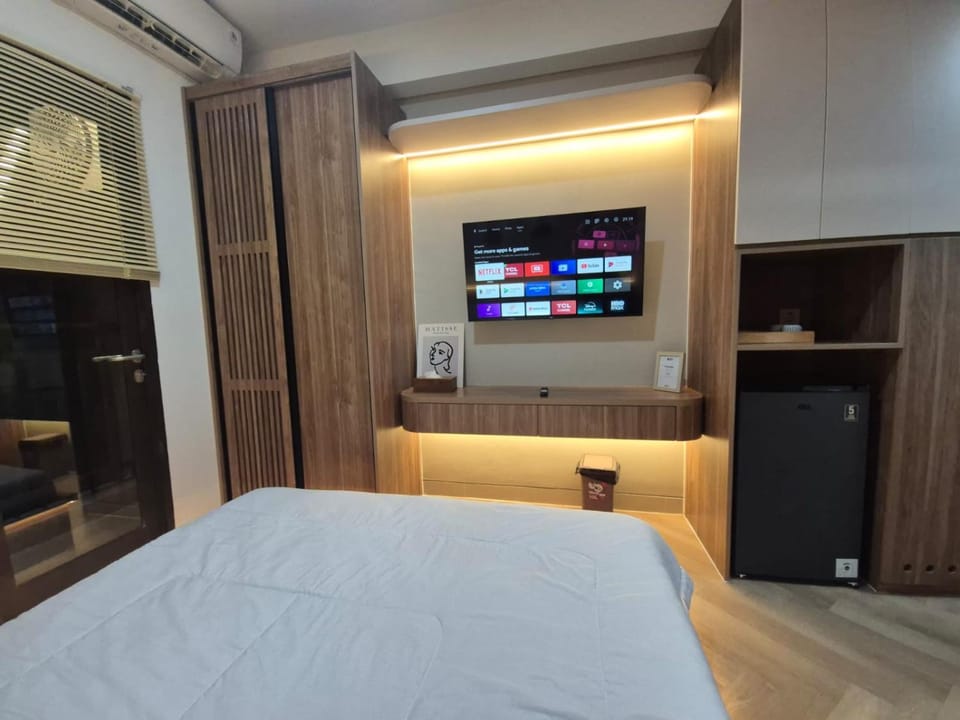 TV and multimedia, Evening entertainment, Bedroom, wardrobe