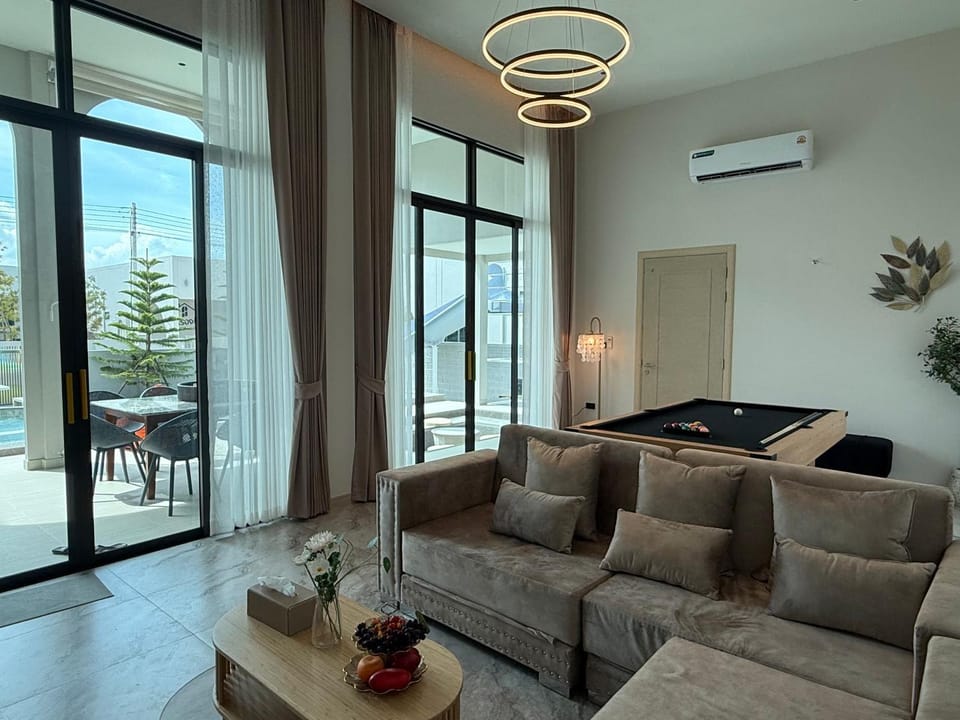 Game Room, Living room, Seating area, air conditioner