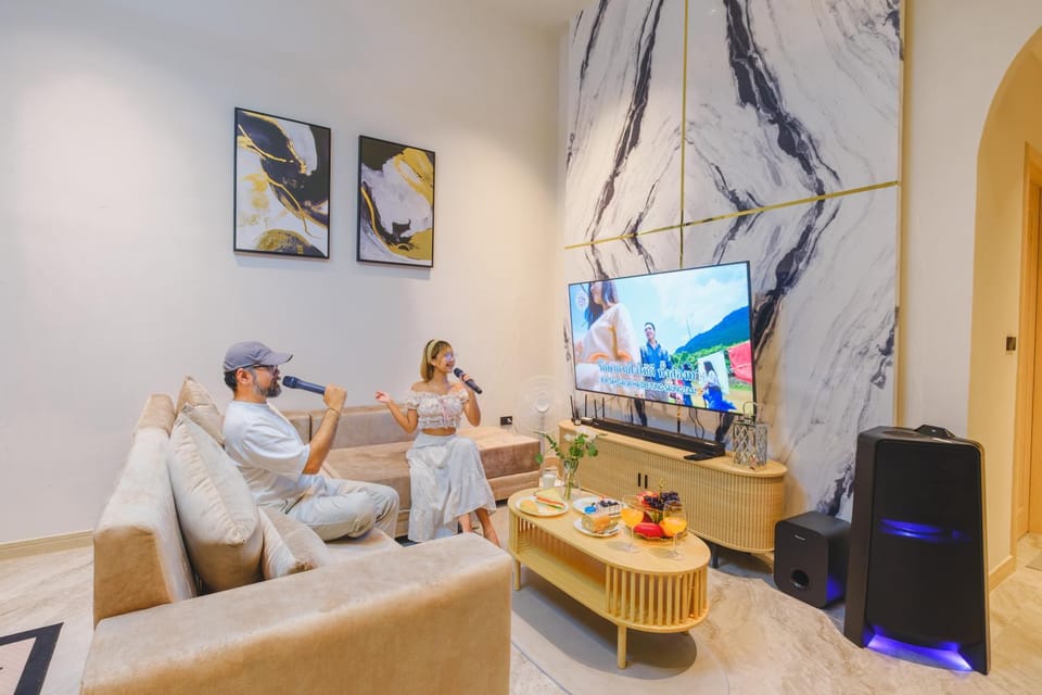 TV and multimedia, Living room, Seating area, Evening entertainment