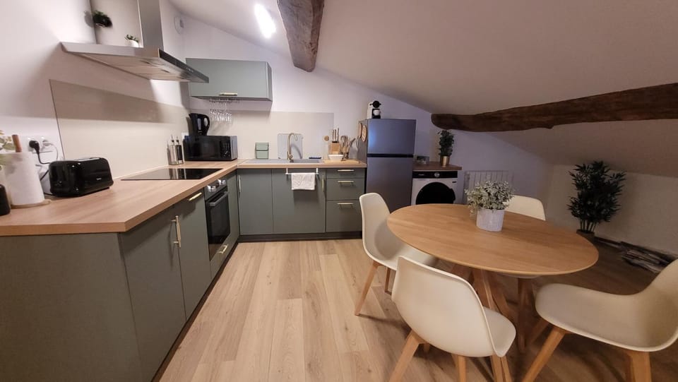 Coffee/tea facilities, Kitchen or kitchenette, Dining area, dishwasher, oven, stove, toaster, washing machine