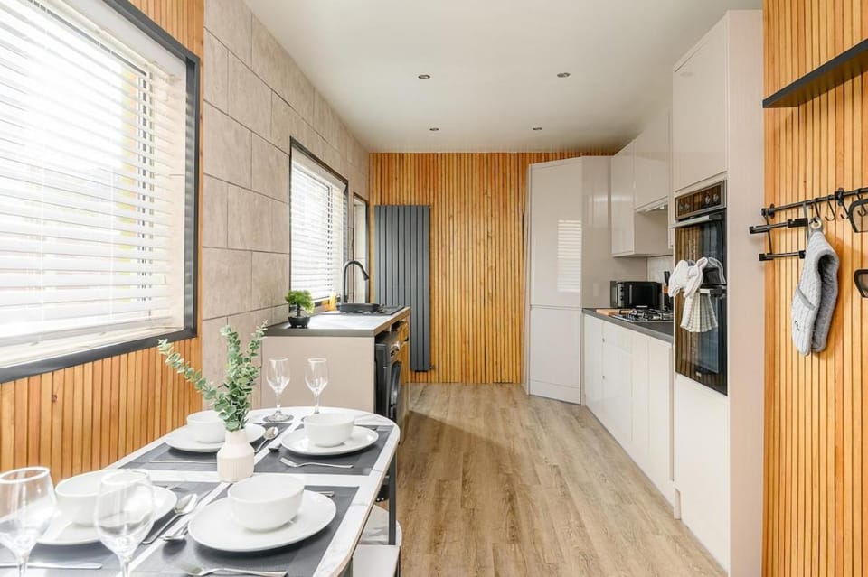 Brough Street 4 Bed, 5 Guests Apartment in England