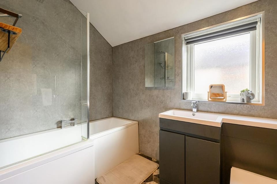 Brough Street 4 Bed, 5 Guests Apartment in England