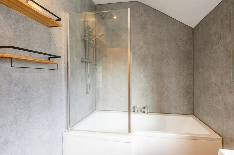 Brough Street 4 Bed, 5 Guests Apartment in England