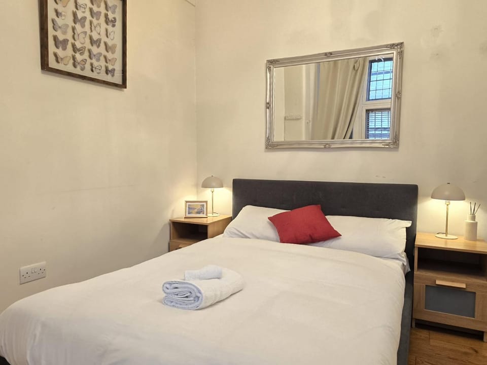 Bed, Bedroom, towels