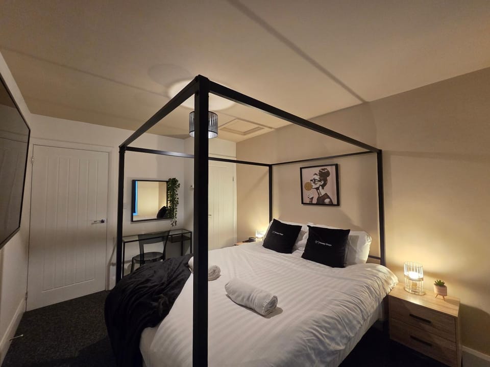 Bed, TV and multimedia, Photo of the whole room, Bedroom