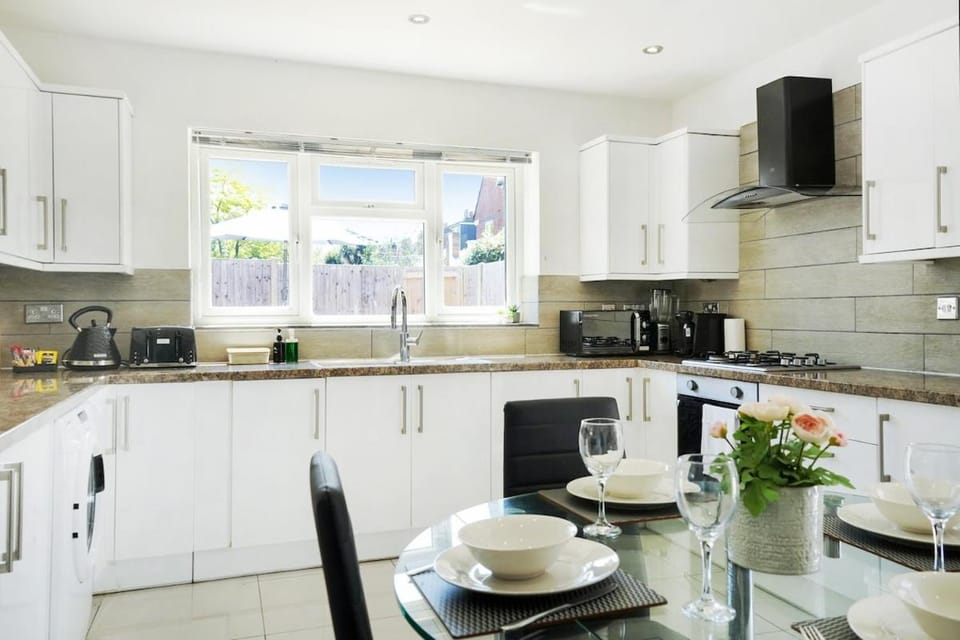 Coffee/tea facilities, Kitchen or kitchenette, Dining area, oven, stove, toaster
