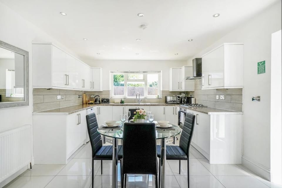 Kitchen or kitchenette, Dining area, oven, stove