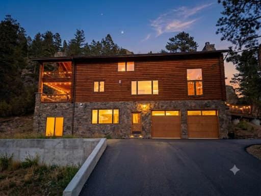 Private Hilltop Panoramic Mountain View - Family House in Estes Park