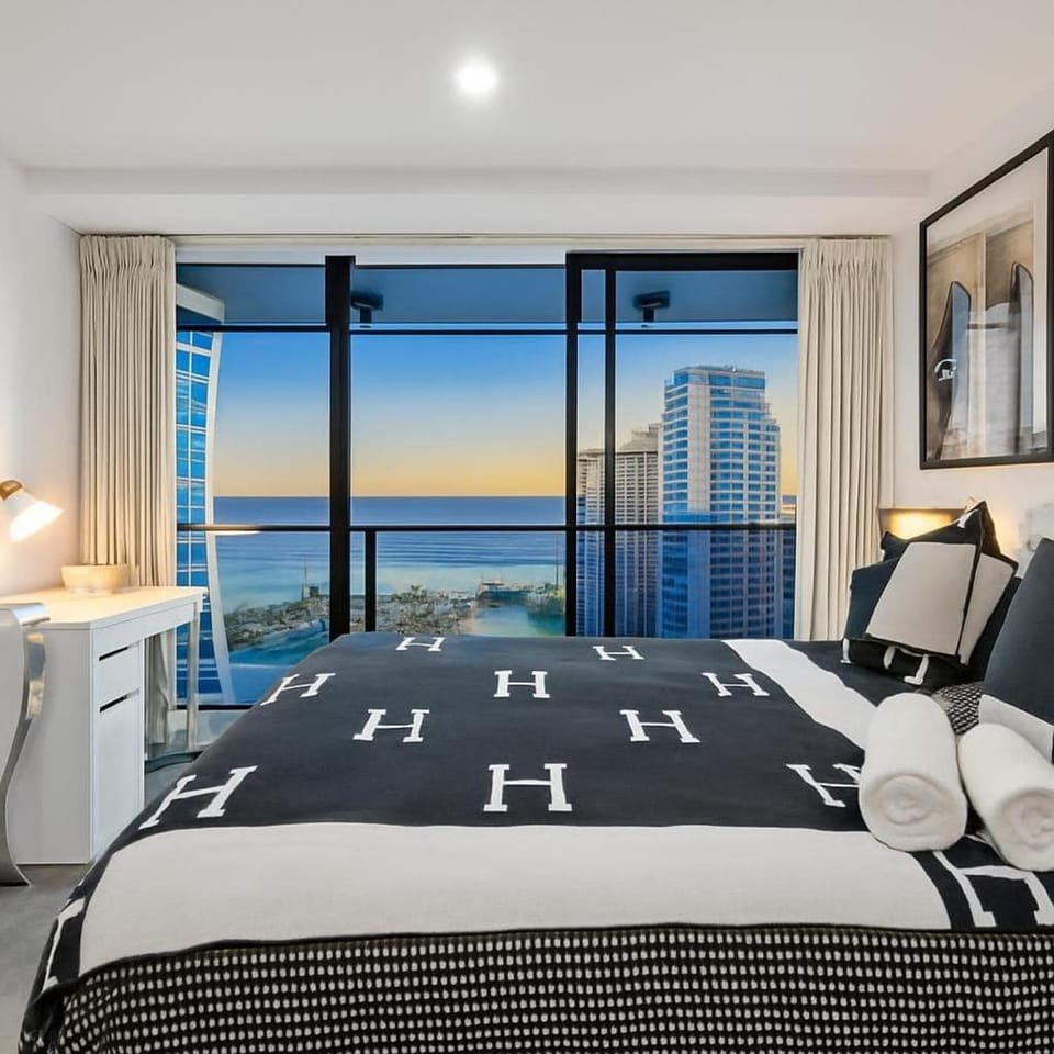 3BR Circle on Cavill, Mojo Sky 22, Ocean View Apartment in Surfers Paradise