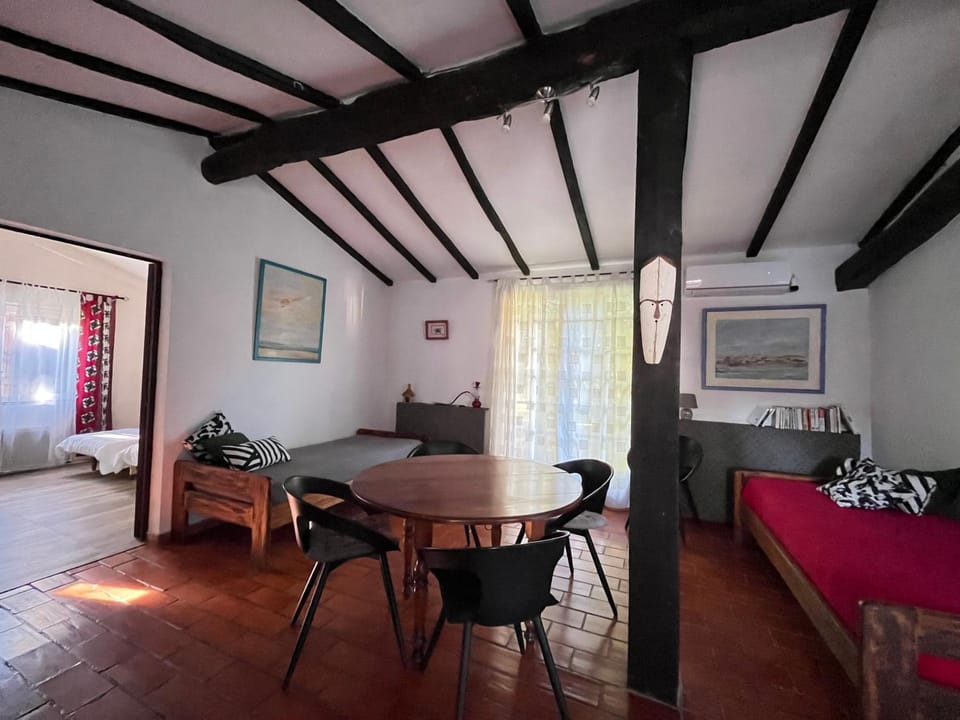 Bed, Dining area