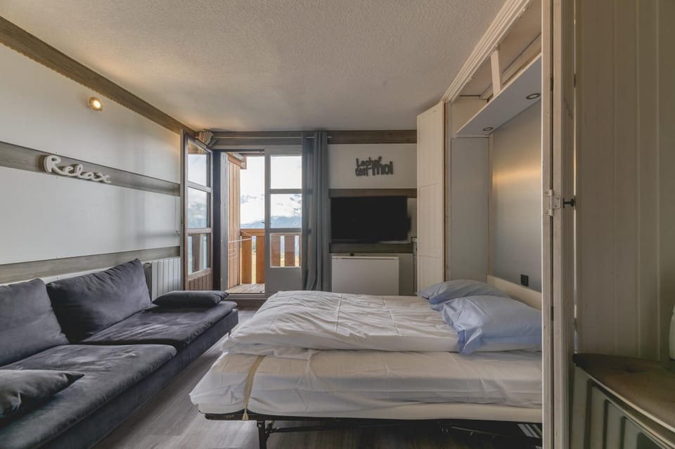 Property building, Living room, Bedroom