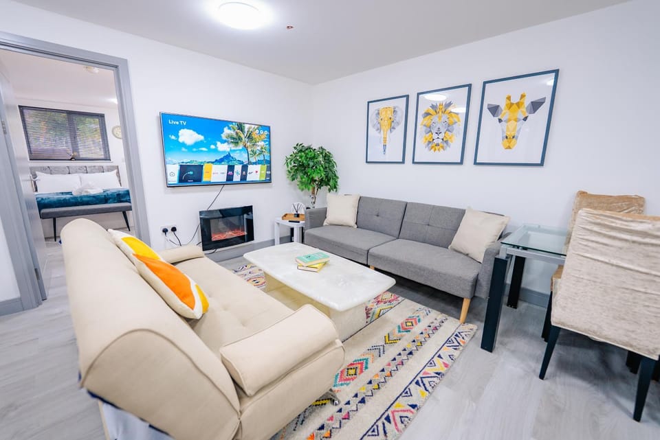 Communal lounge/ TV room, TV and multimedia, Living room, Seating area, Evening entertainment