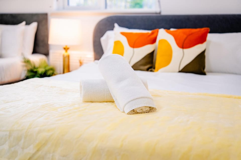 Bed, Photo of the whole room, Bedroom, towels