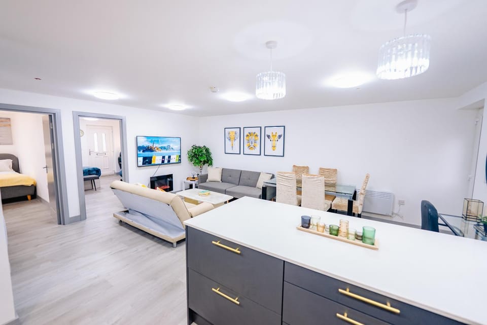 Bed, TV and multimedia, Kitchen or kitchenette, Living room, Photo of the whole room, Seating area, Bedroom, hair dresser