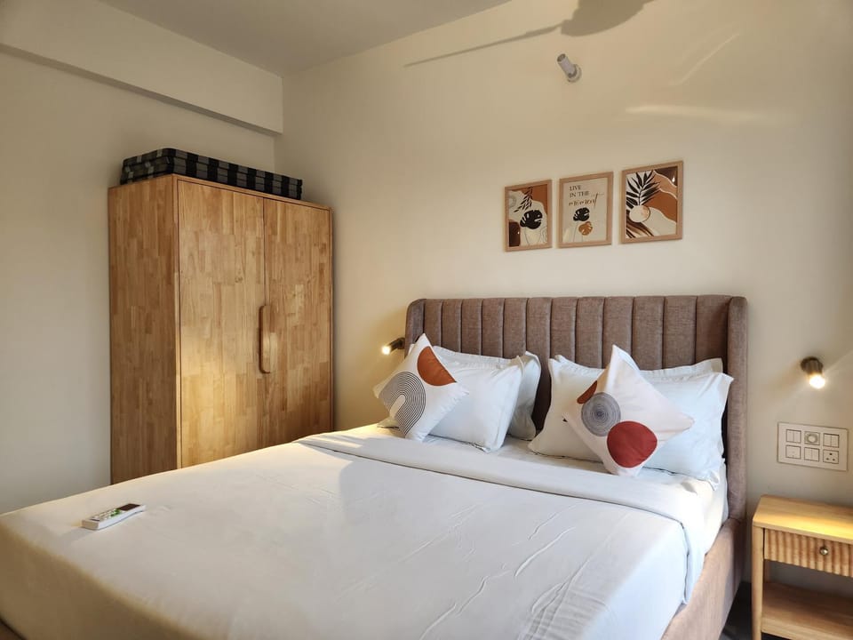 Bed, Photo of the whole room, wardrobe