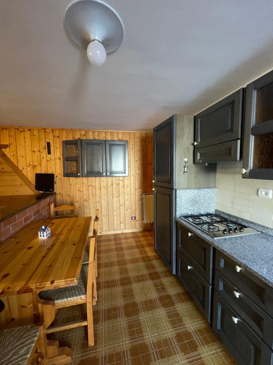 Kitchen or kitchenette, Dining area, stove