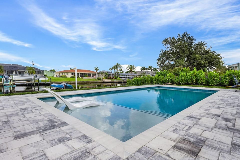 Canalfront Paradise with Heated Pool, Dock & Kayaks - Villa Living Waters - Roelens House in Cape Coral