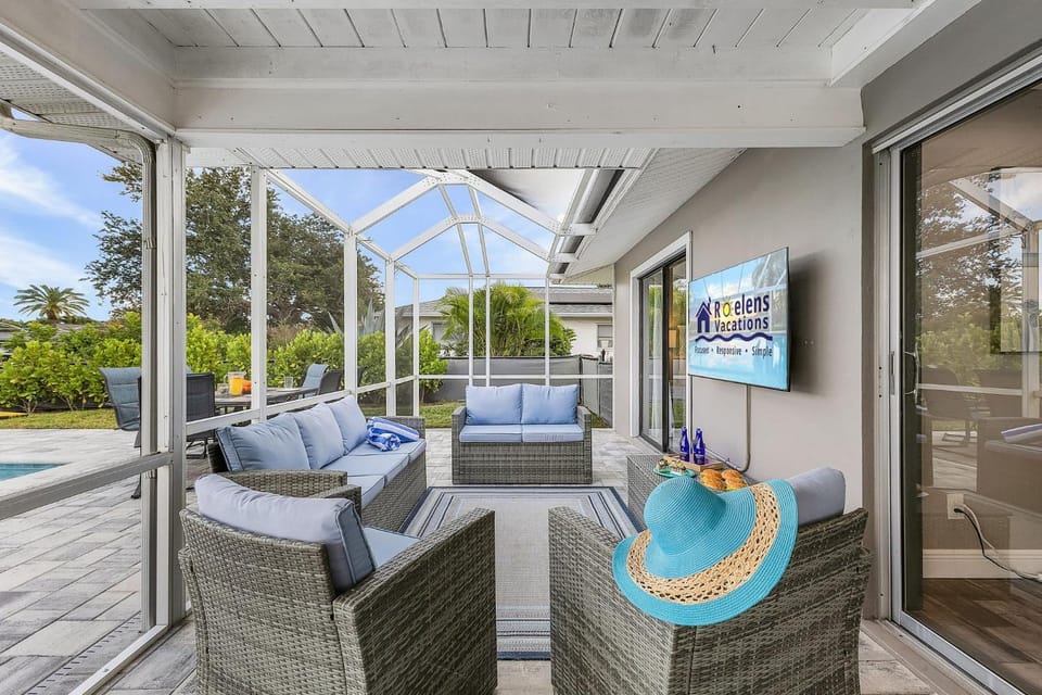 Canalfront Paradise with Heated Pool, Dock & Kayaks - Villa Living Waters - Roelens House in Cape Coral