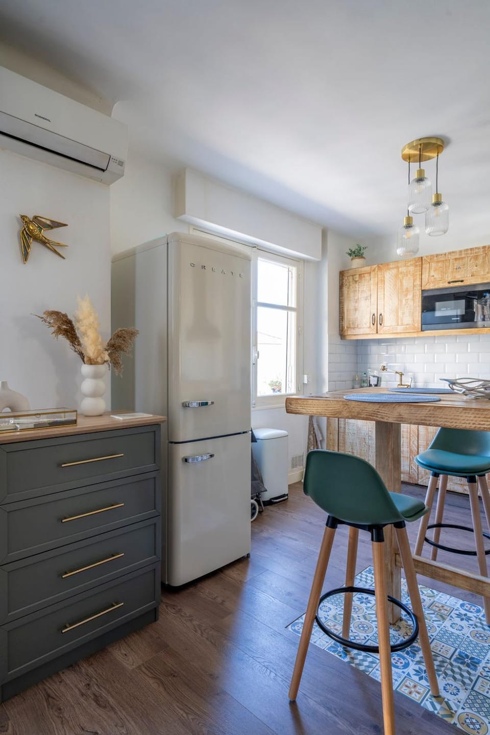 Kitchen or kitchenette, Decorative detail, Seating area, Dining area, microwave