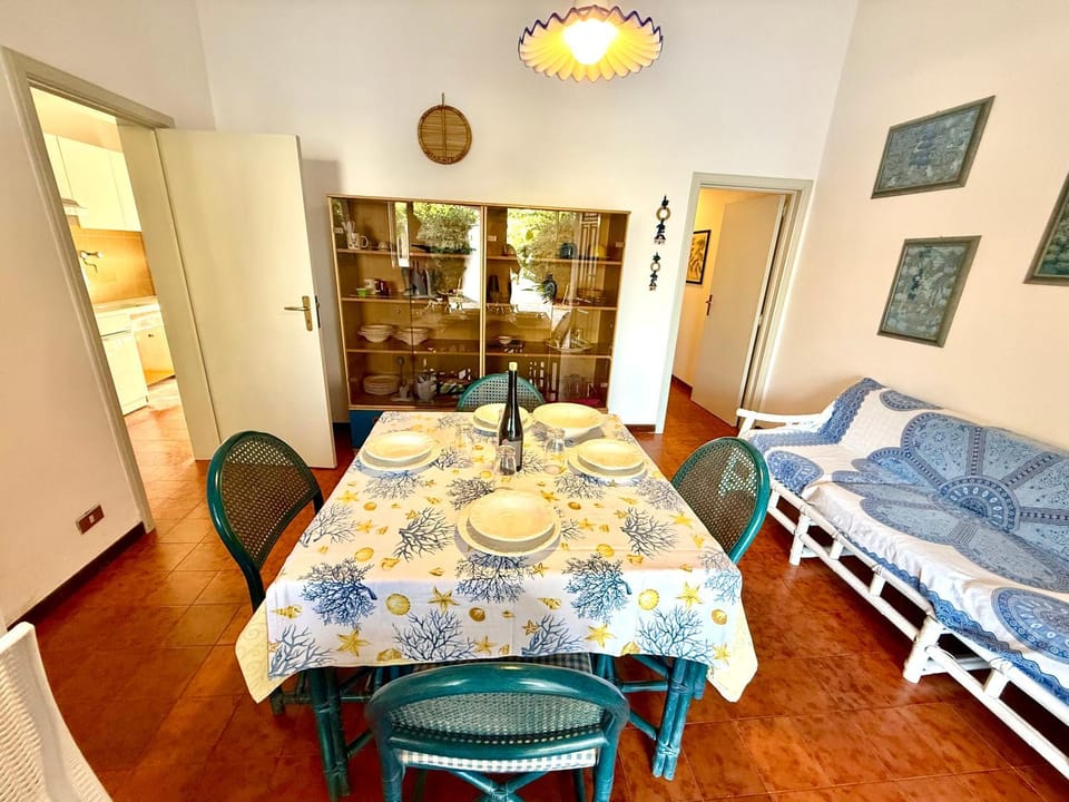 Living room, Photo of the whole room, Seating area, Dining area