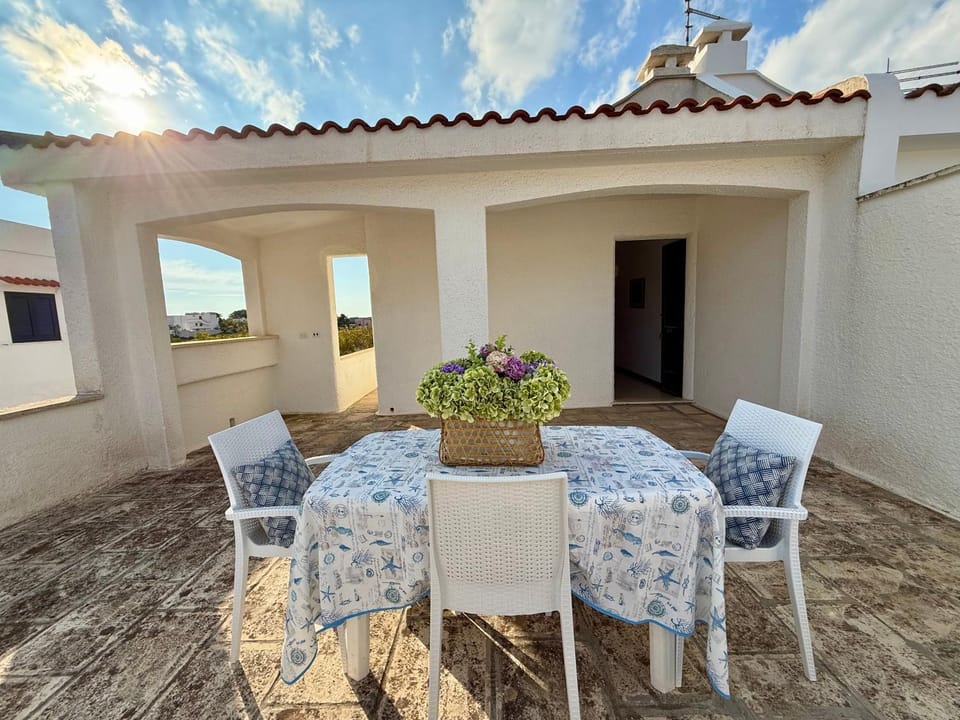 Property building, Patio, Balcony/Terrace, Dining area