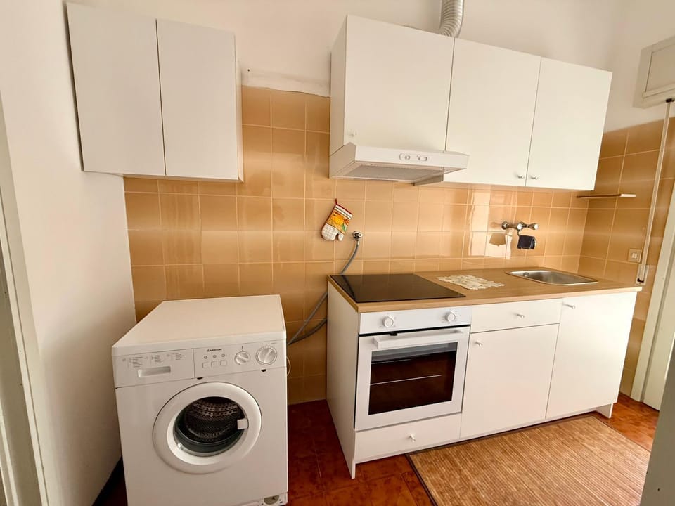 Kitchen or kitchenette, oven, washing machine